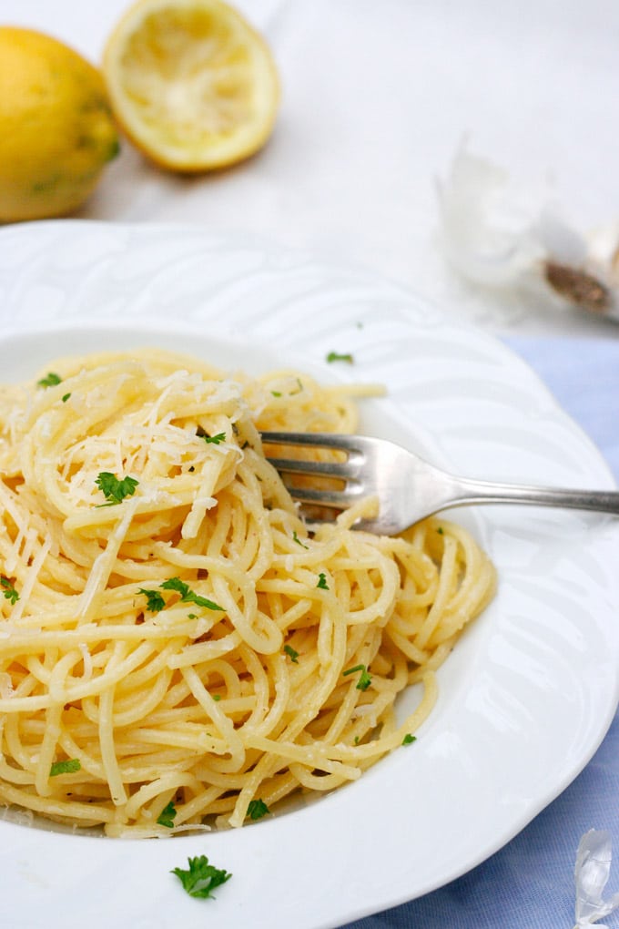 15-Minuten Pasta mit Knoblauch, Zitrone und Parmesan - Kochkarussell.com