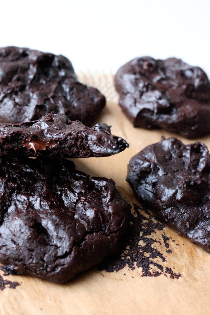 Dark Chocolate Avocado Cookies. 6 Zutaten, 1 Schüssel und die besten Cookies, die ich je gebacken habe - Kochkarussell.com