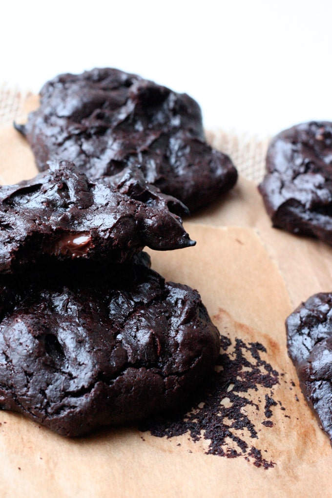 Dark Chocolate Avocado Cookies. 6 Zutaten, 1 Schüssel und die besten Cookies, die ich je gebacken habe.