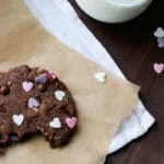 Warmer Schokokuchenteig, dicke, geschmolzene Schokotropfen und Herzchenstreusel machen den Schokokuchen-Cookie zur Nascherei der Extraklasse.