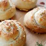 Fluffige Parmesan Rosemary Buns mit einer Extraportion Käse