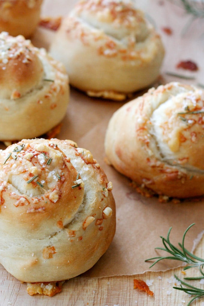 Fluffige Parmesan Rosemary Buns mit einer Extraportion Käse - Kochkarussell Foodblog