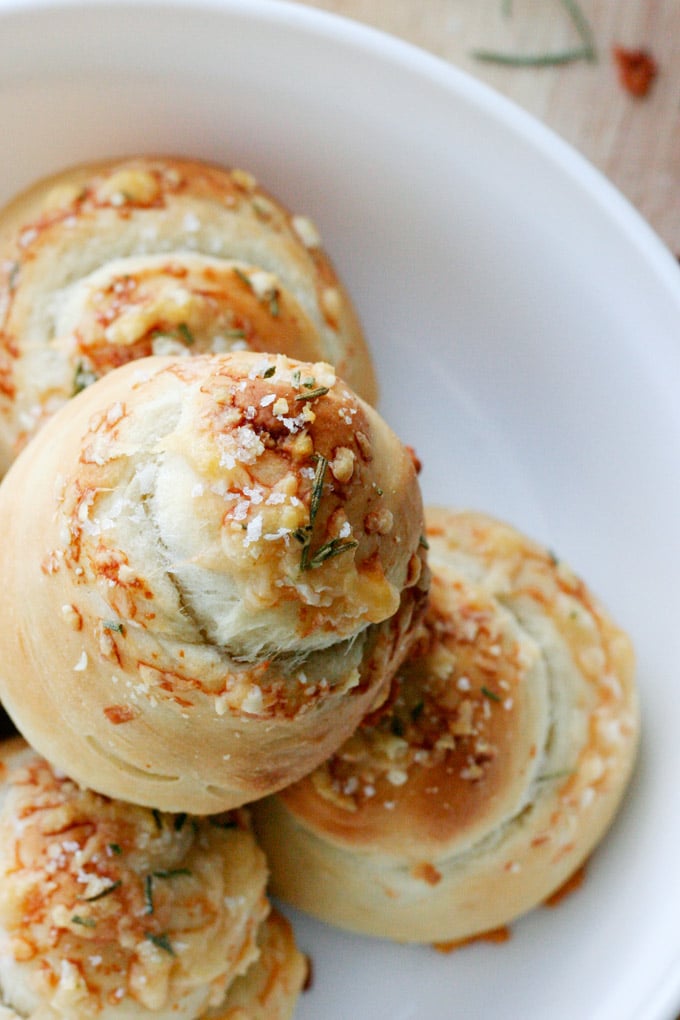 Fluffige Parmesan Rosemary Buns mit einer Extraportion Käse - Kochkarussell.com