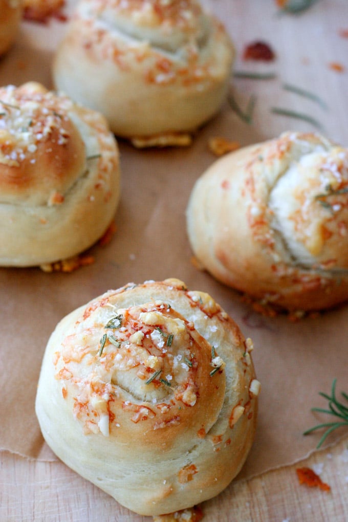 Fluffige Parmesan Rosemary Buns mit einer Extraportion Käse - Kochkarussell.com