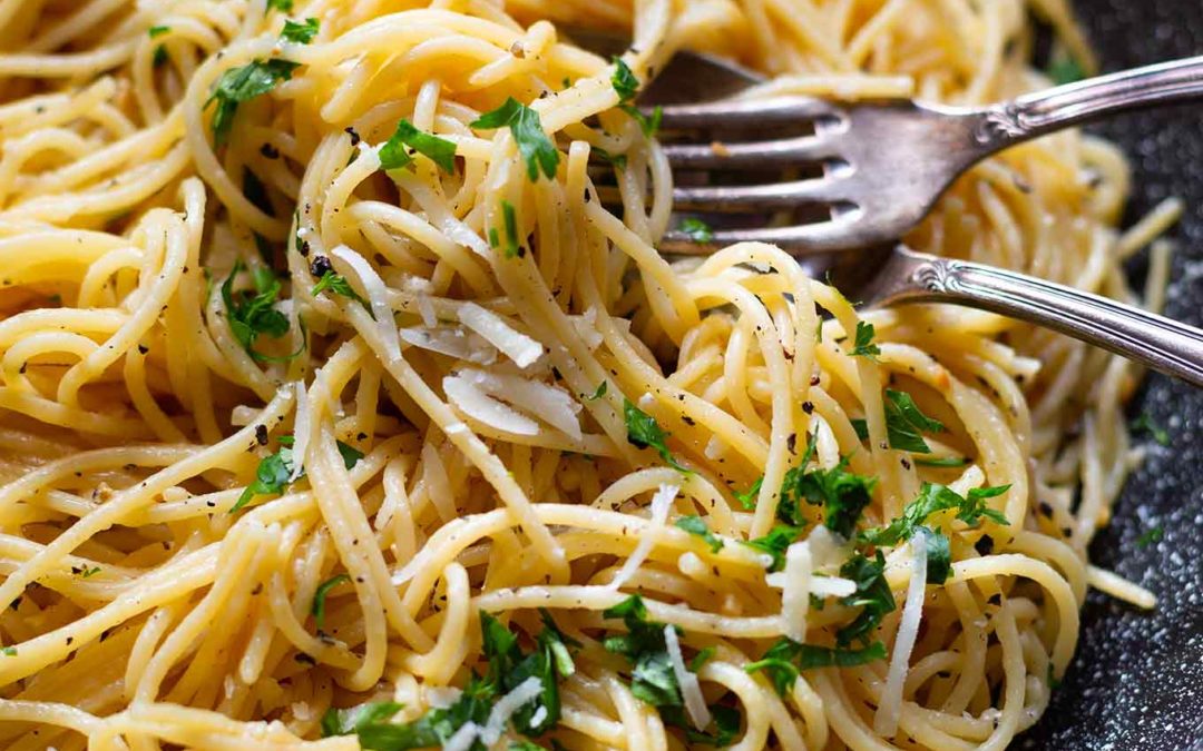 15-Minuten Pasta mit Knoblauch, Zitrone und Parmesan