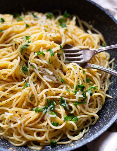 15-Minuten Pasta mit Knoblauch, Zitrone und Parmesan