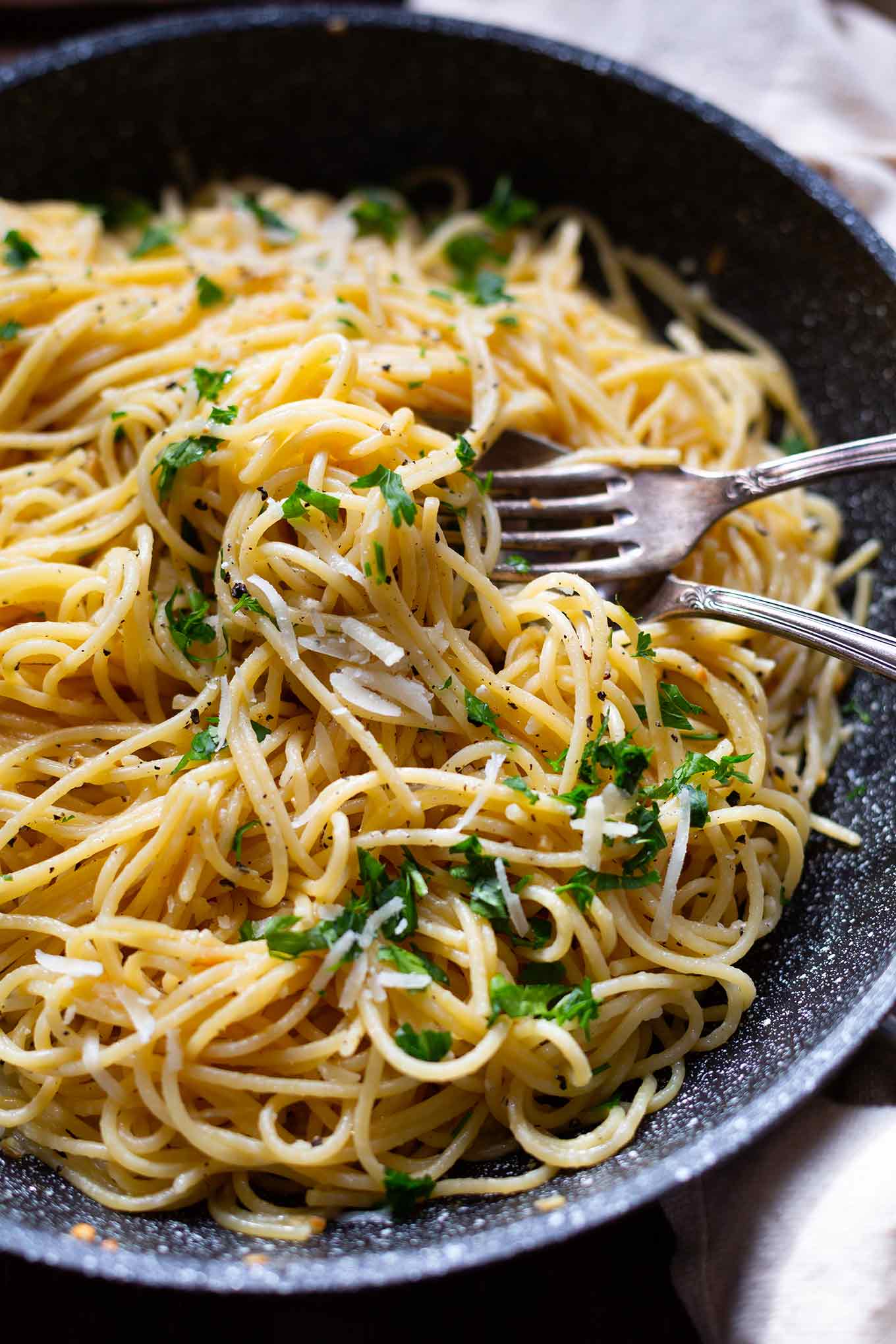 Frisch, einfach und in 15 Minuten auf dem Tisch: Die Pasta mit Knoblauch, Zitrone und Parmesan ist perfekt als schnelles Abendessen unter der Woche! - Kochkarussell Foodblog #pasta #spaghetti #knoblauch