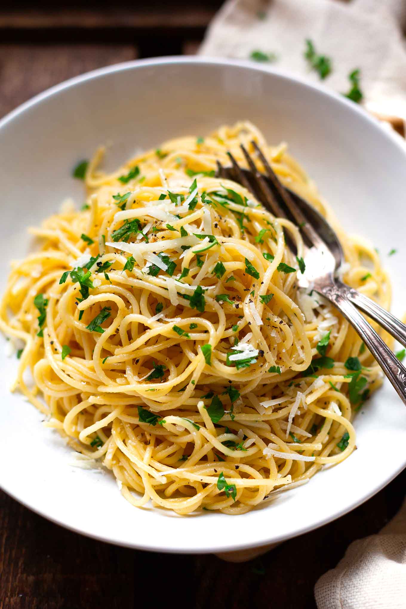 Frisch, köstlich und in 15 Minuten auf dem Tisch: Die Pasta mit Knoblauch, Zitrone und Parmesan ist perfekt als schnelles Abendessen unter der Woche! - Kochkarussell Foodblog #pasta #spaghetti #knoblauch
