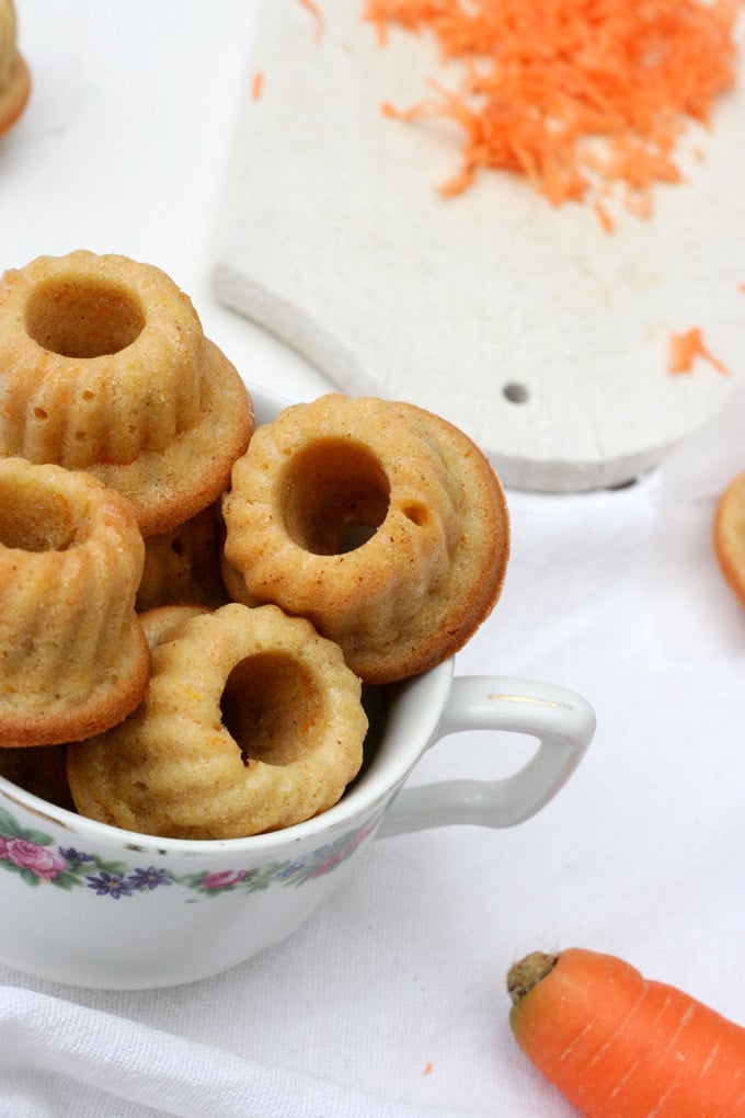 Ihr werdet die saftigen Karottenkuchen Mini Gugls lieben, weil sie im Handumdrehen gemacht und noch viel schneller vernascht sind - Kochkarussell.com