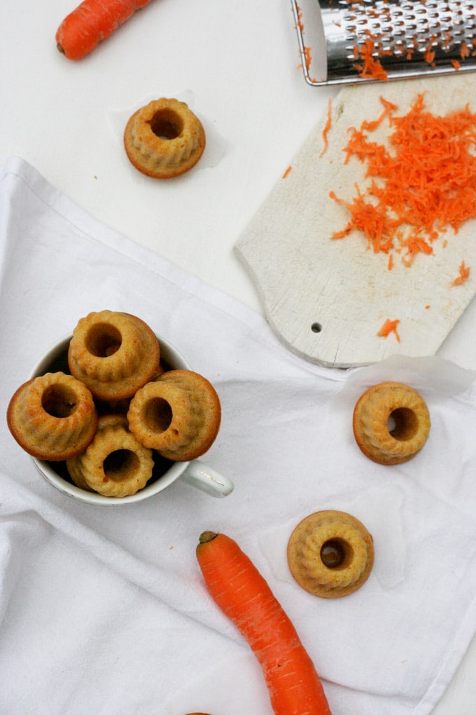 Ihr werdet die saftigen Karottenkuchen Mini Gugls lieben, weil sie im Handumdrehen gemacht und noch viel schneller vernascht sind - Kochkarussell.com