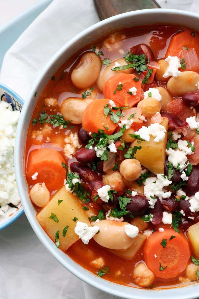 Kichererbsen-Bohnen-Stew mit Tomaten und Feta. Dieses Rezept ist herzhaft, einfach und erfordert nur einen Topf! - Kochkarussell.com
