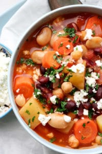 Kichererbsen-Bohnen-Stew mit Tomaten und Feta