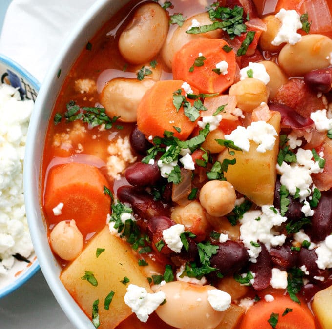 Kichererbsen-Bohnen-Stew mit Tomaten und Feta