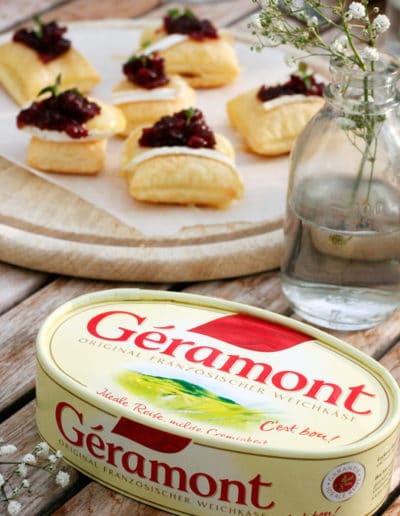 Luftige Blätterteigwölkchen mit Géramont und Preiselbeer-Chutney