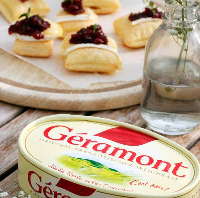 Luftige Blätterteigwölkchen mit Géramont und Preiselbeer-Chutney