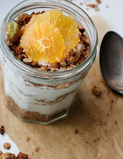 Orangen-Pistazien-Knuspermüsli und Orangen-Knusperjoghurt