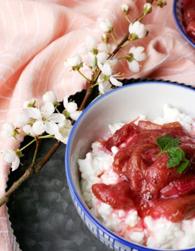 Hüttenkäse mit Rhabarberkompott
