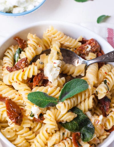Gigantisch gute Pasta mit Salbei, getrockneten Tomaten und Feta