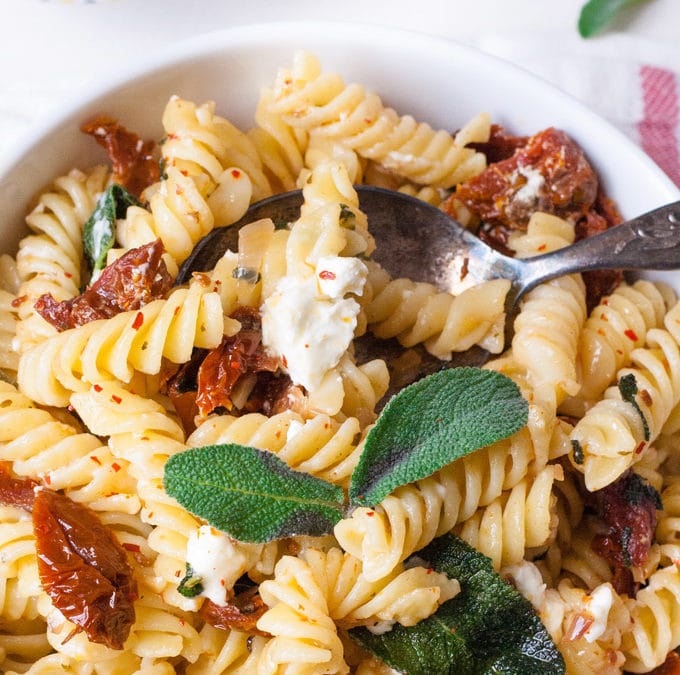 Gigantisch gute Pasta mit Salbei, getrockneten Tomaten und Feta