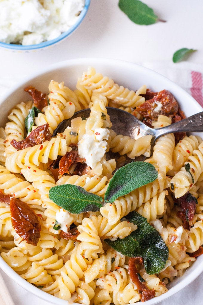 Pasta mit Salbei, getrockneten Tomaten und Feta - Kochkarussell.com