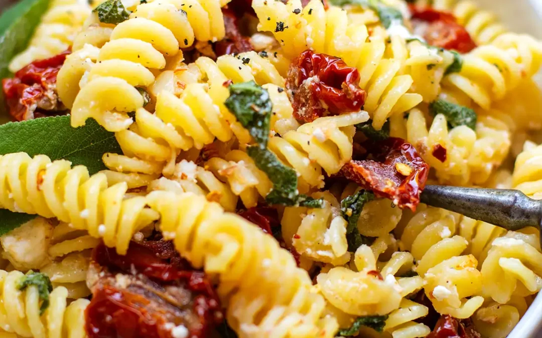 Pasta mit Salbei, getrockneten Tomaten und Feta (15 Minuten!)