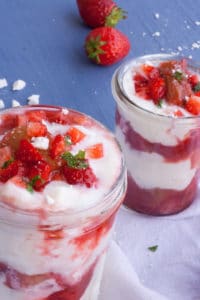 Leichtes Erdbeer-Rhabarber Eton Mess ohne Sahne