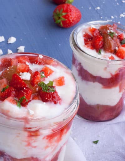 Leichtes Erdbeer-Rhabarber Eton Mess ohne Sahne