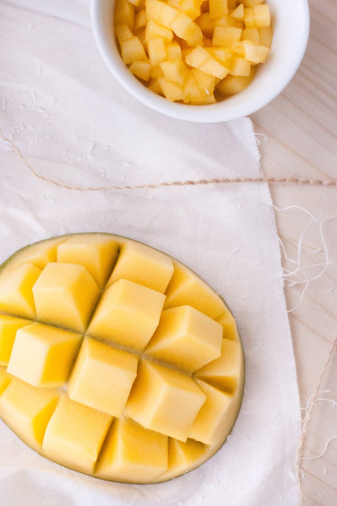 Sommerlicher Mango-Lassi Chia Pudding. Schnell, einfach, 5 Zutaten - Sommerlicher Mango-Lassi Chia Pudding - Kochkarussell.com