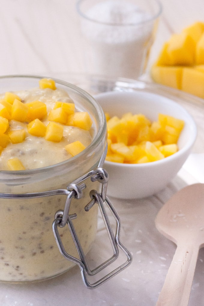 10 schnelle und einfache vegane Rezepte: Mango Lassi Chia Pudding - kochkarussell.com