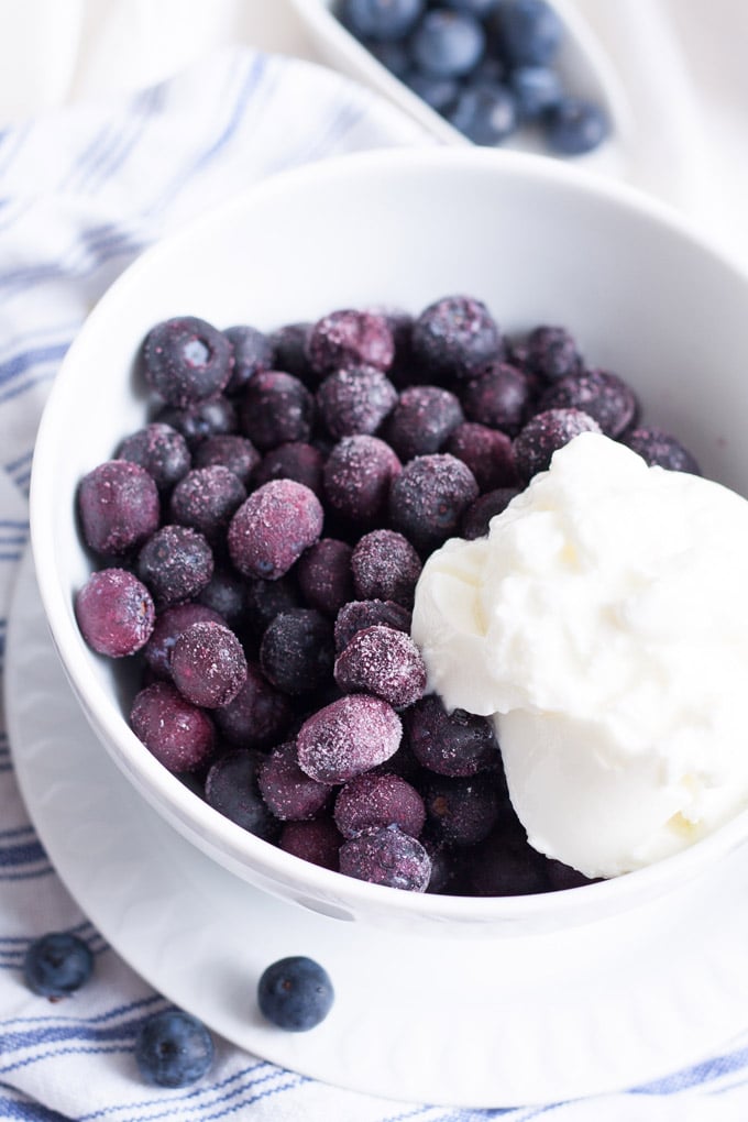 Blaubeeren und Joghurt, mehr braucht ihr nicht für den 5-Minuten Blaubeer Frozen Yoghurt. So köstlich, den müsst ihr probieren - kochkarussell.com