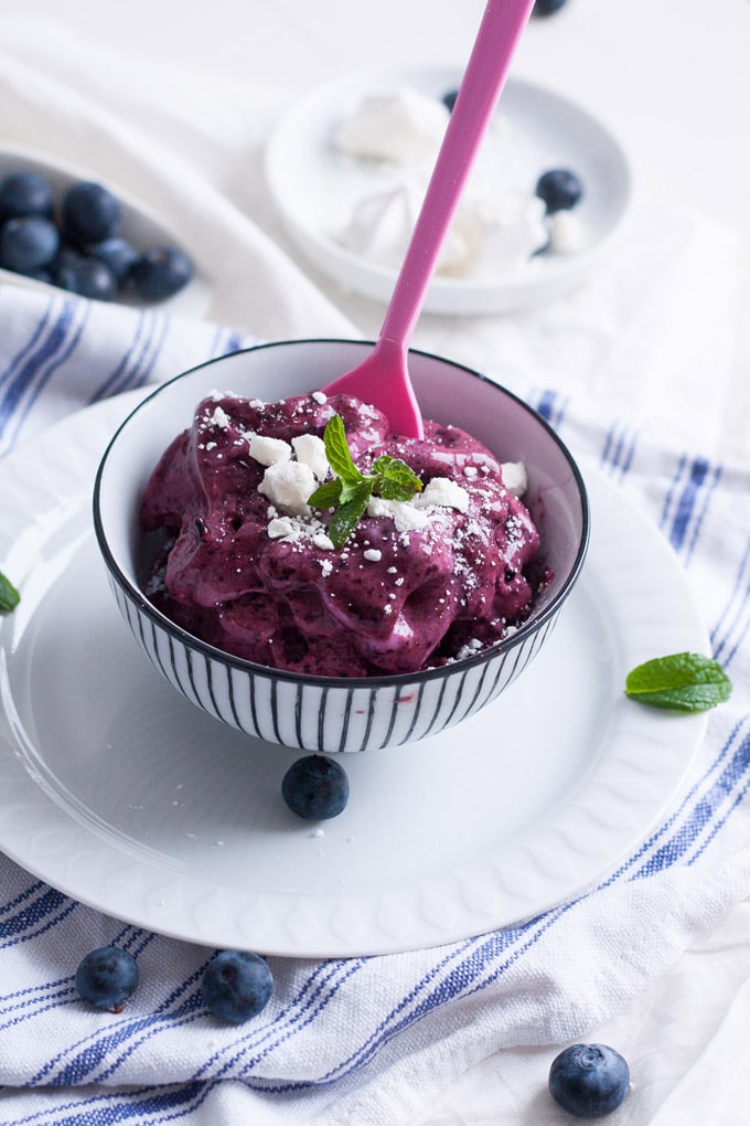 5-Minuten Blaubeer Frozen Yoghurt. Herrlich cremig, 2 Zutaten und ohne Eismaschine. So köstlich, den müsst ihr probieren - kochkarussell.com
