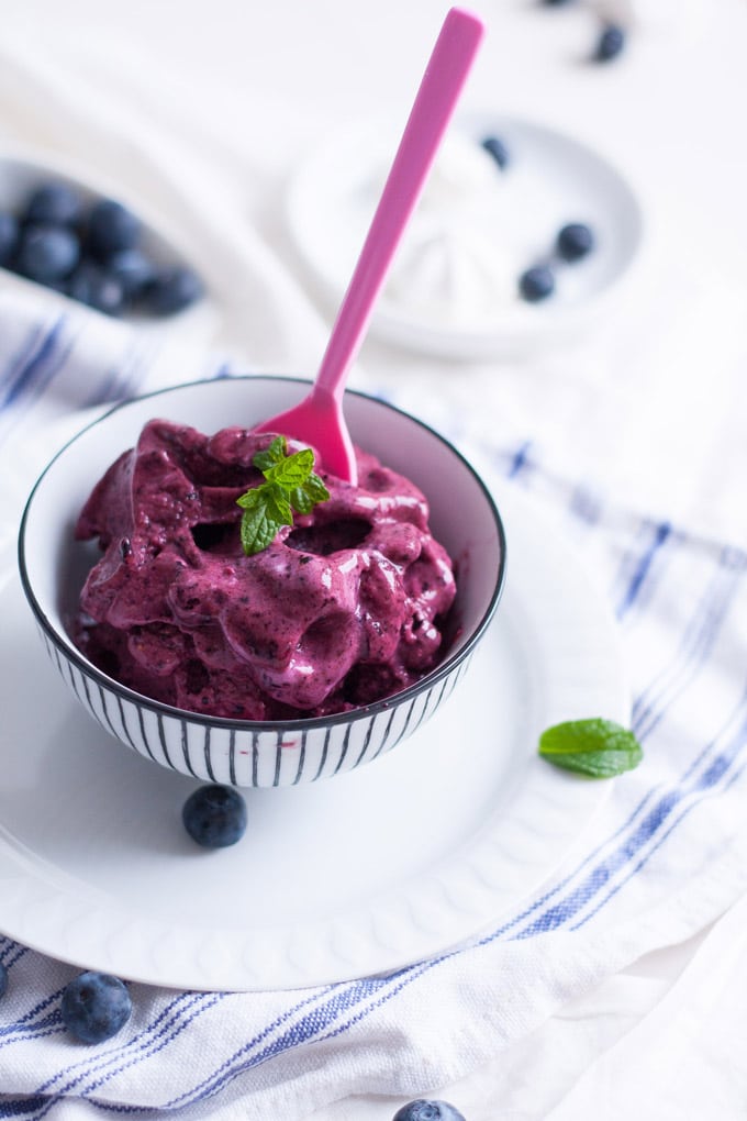 5-Minuten Blaubeer Frozen Yoghurt. Herrlich cremig, 2 Zutaten und ohne Eismaschine. So köstlich, den müsst ihr probieren - kochkarussell.com