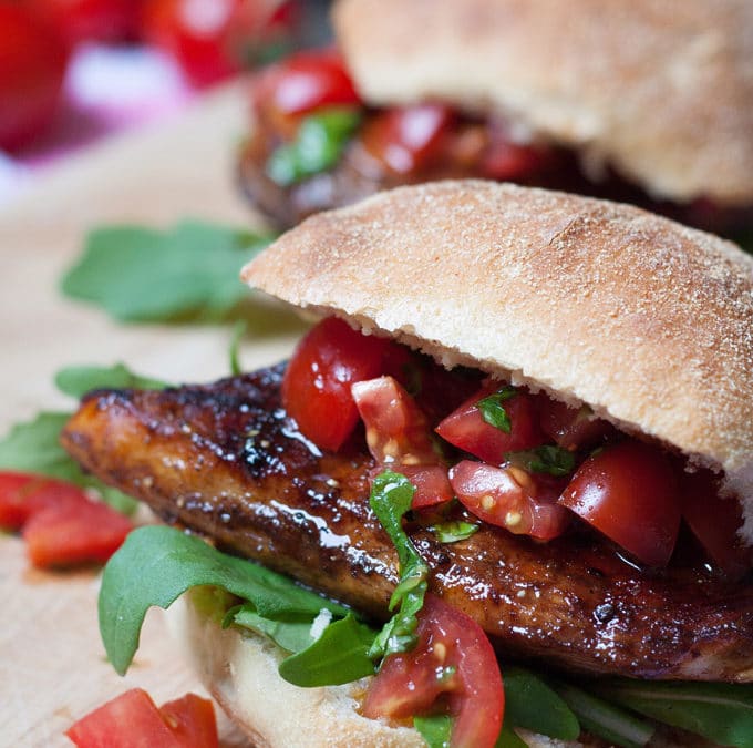 Saftiger Bruschetta Chicken Burger