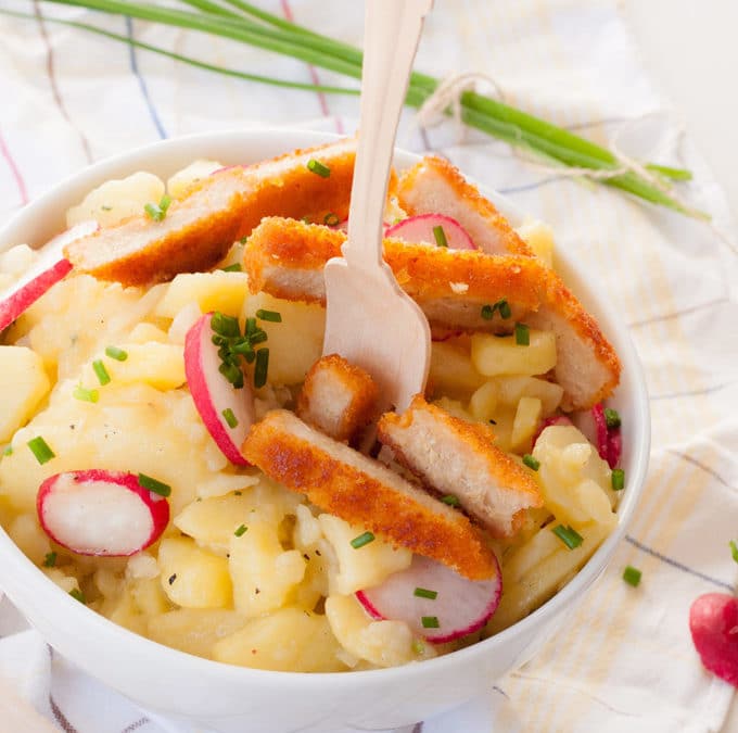 Weltbester Kartoffelsalat mit Veggieschnitzel