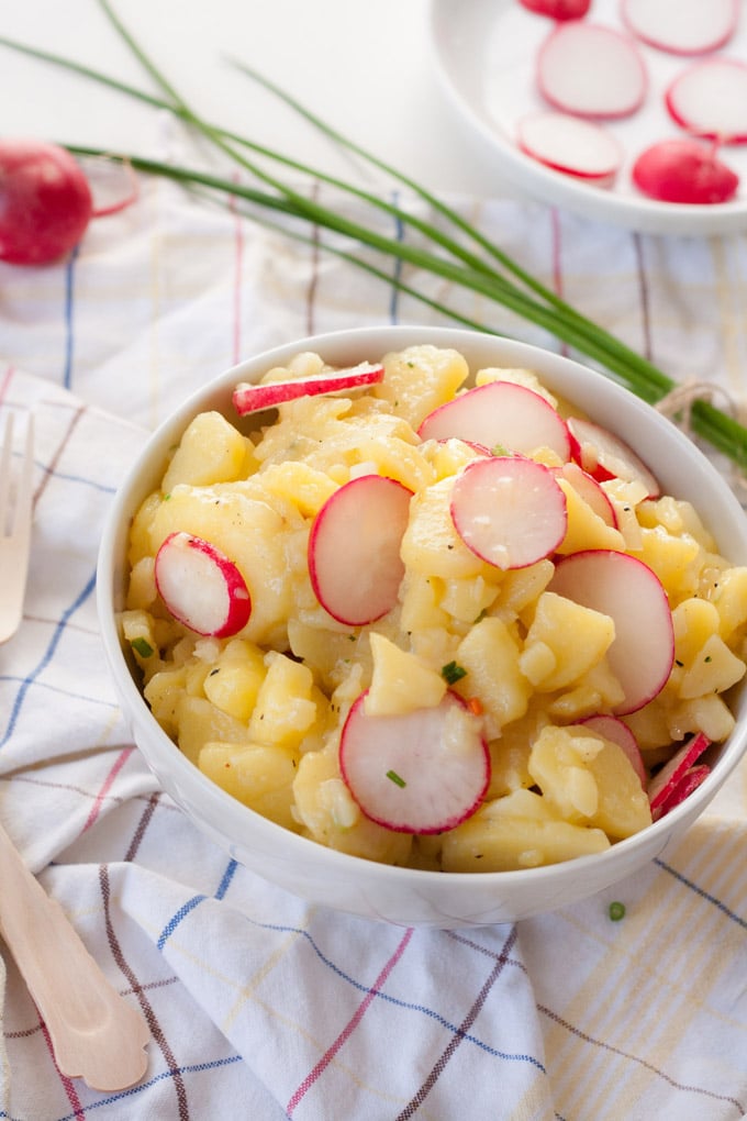 10 schnelle und einfache vegane Rezepte: Weltbester Kartoffelsalat - kochkarussell.com