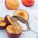 Saftige Honig-Nektarinen aus dem Ofen. Nur drei Zutaten und unglaublich lecker - Kochkarussell.com