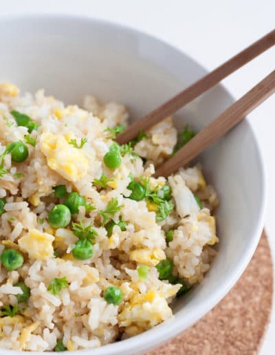 Knuspriger Bratreis mit Erbsen