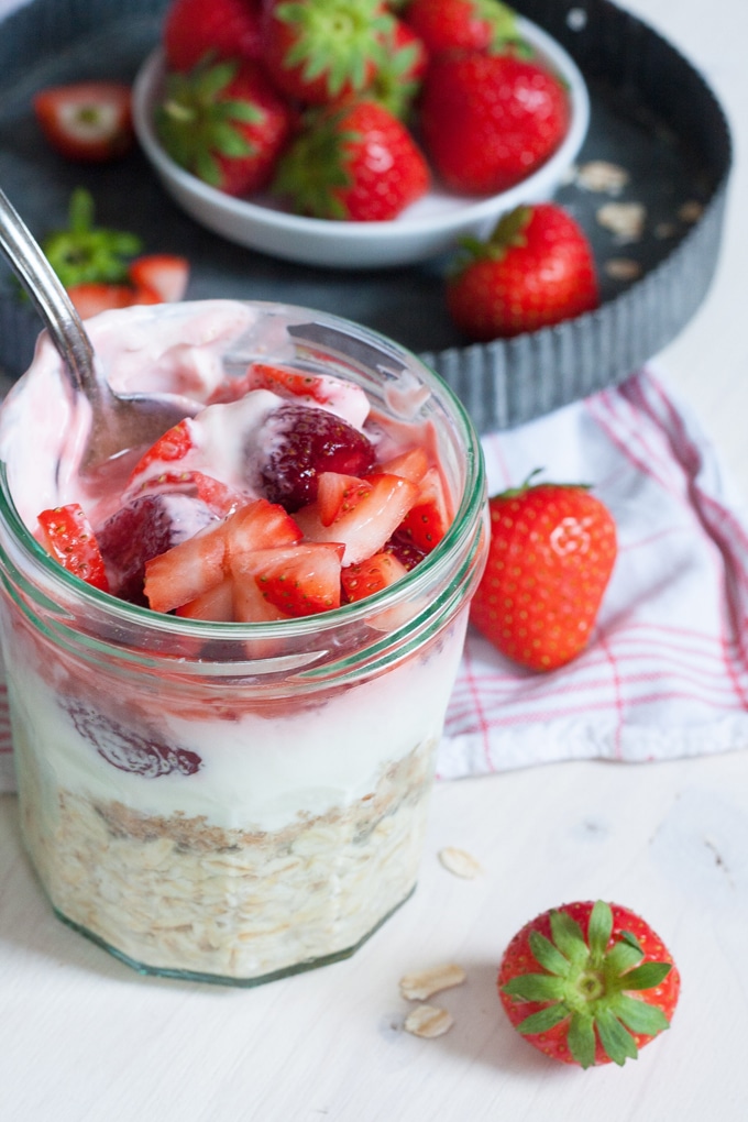 Strawberry Cheesecake Overnight Oats. Schnell, praktisch und unglaublich köstlich - kochkarussell.com #strawberry #cheesecake