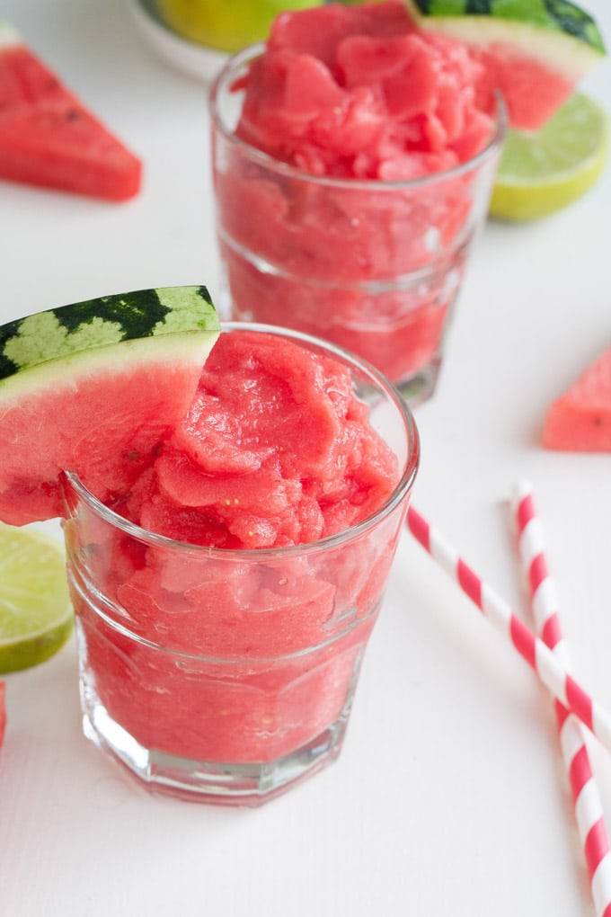 Erfrischung gefällig? Für den Wassermelonen Erdbeer Slush braucht ihr nur drei Zutaten und 5 Minuten Zeit - Kochkarussell.com