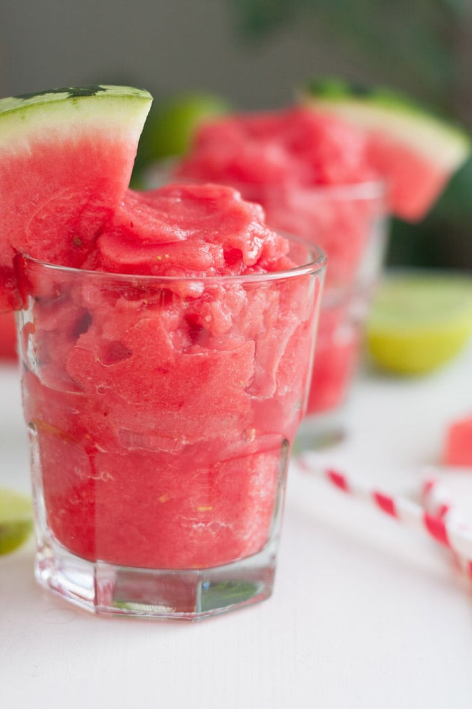 Erfrischung gefällig? Für den Wassermelonen Erdbeer Slush braucht ihr nur drei Zutaten und 5 Minuten Zeit - kochkarussell.com