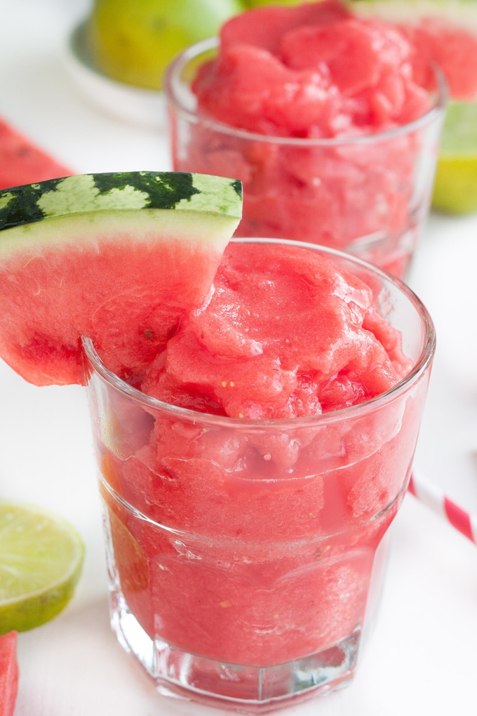 Erfrischung gefällig? Für den Wassermelonen Erdbeer Slush braucht ihr nur drei Zutaten und 5 Minuten Zeit - kochkarussell.com