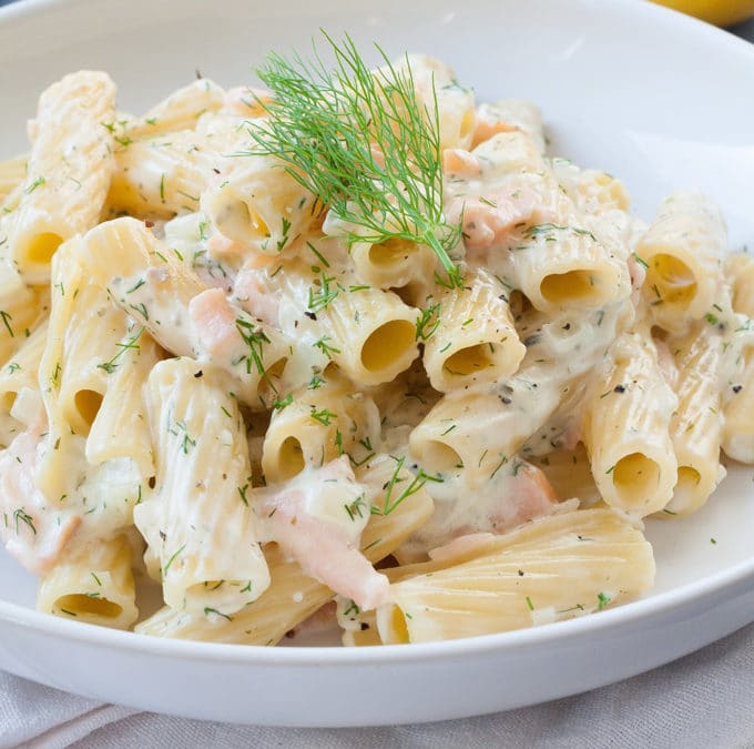 Pasta mit Frischkäse-Sauce und Räucherlachs