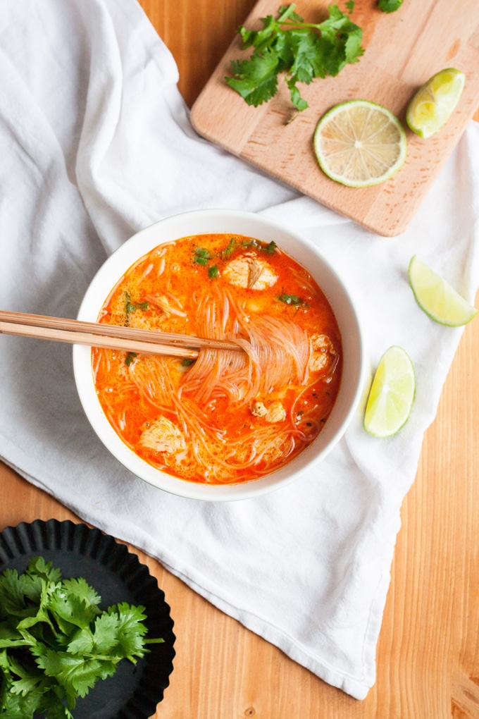 20-Minuten Thai Chicken Soup. Herzhaft, würzig und extraschnell - kochkarussell.com