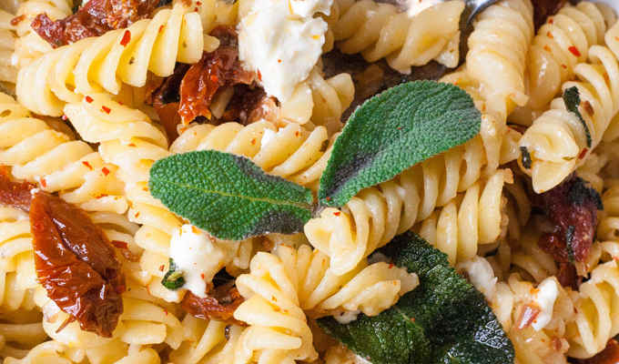 Pasta mit getrockneten Tomaten und Feta - Kochkarussell.com