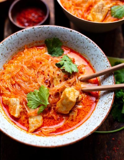 Thai-Suppe mit Hähnchen und Kokosmilch (20 Minuten!)