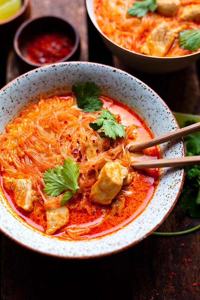 Thai-Suppe mit Hähnchen und Kokosmilch - Würzig, wohlig warm und extraschnell fertig. Die super leckere Thai-Suppe mit Hähnchen und Kokosmilch die extra schnell fertig, herzhaft und in nur 20 Min auf dem Tisch! Ein tolles Rezept für ein schnelles Abendessen oder Lunch und dazu auch noch Meal Prep-geeignet. Kochkarussell - dein Foodblog für schnelle und einfache Feierabendrezepte.