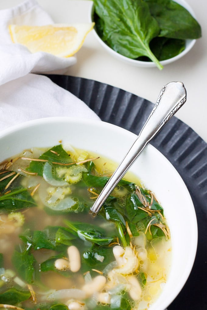 Weiße Bohnensuppe mit Spinat. Herzhaft, schnell und wohlig warm - kochkarussell.com