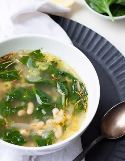Herzhafte weiße Bohnensuppe mit Spinat