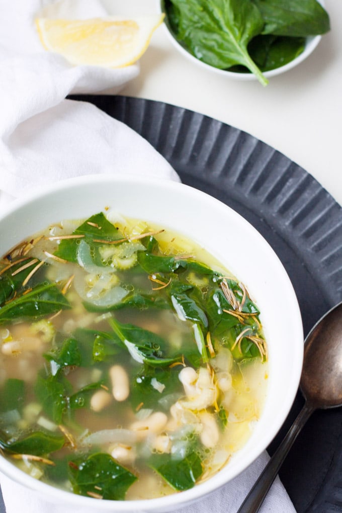 Weiße Bohnensuppe mit Spinat. Herzhaft, schnell und wohlig warm - kochkarussell.com
