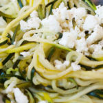 Schnell, Low Carb und trotzdem sättigend – die Zucchini-Spaghetti mit Zitrone und Feta werdet ihr lieben!